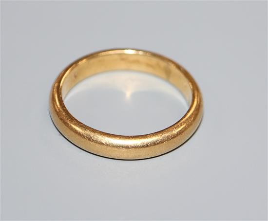 An 18K yellow metal wedding band, 7.9 grams.